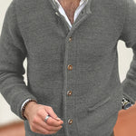 Anmutig designte Strickjacke