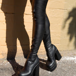 Anmutige orthopädische Stiefel für einen modernen Look