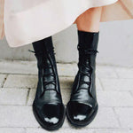 Anmutige orthopädische Stiefel für einen modernen Look